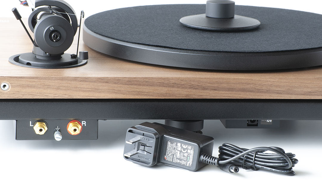 The music hall mmf-5.3se walnut turntable is a 2-speed belt driven audiophile turntable employing the unique dual-plinth construction originated by music hall. It features a gorgeous and classic-looking walnut real wood veneer finish. Distinctive design The distinctive design isolates the critical sound reproducing components.