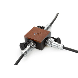 FERRUM POWER SPLITTER | VINYL SOUND To make this possible our engineers designed the Ferrum Power Splitter (FPS). Now you can power two devices of your choice with just one HYPSOS. Just remember the correct output settings (voltage and polarity), this is key for a proper operation of all devices. Together with the Ferrum Power Splitter a Ferrum Power Link of 0.5 meter is included in the box.