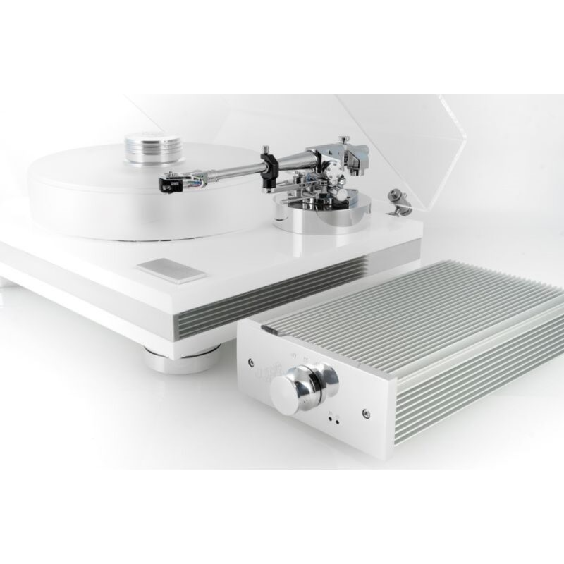 TRANSROTOR STRATO NERO/BIANCO TMD TURNTABLE | VINYL SOUND Transrotor Strato TMD comes in Nero and Bianco finish. The chassis is a sandwich construction of acrylic/aluminum/acrylic Polished in black or in white. The platter is POM for the Nero and acrylic for the Bianco. TMD bearing is driven by 3 motors mounted in a solid block of aluminium. Power supply is the Konstant FMD.