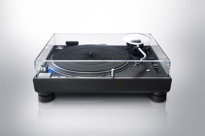 Technics SL-1210GR Grand Class Direct Drive Turntable System is available at vinylsound.ca at the best price. Fusing Technics' traditional analogue and leading-edge digital technologies Launched in 2016, the SL-1200G combined Technics‘ traditional analogue technology and advanced digital technology, while redesigning parts throughout. Its outstanding performance literally rocked the hi-fi market and redefined the reference for direct-drive turntables.