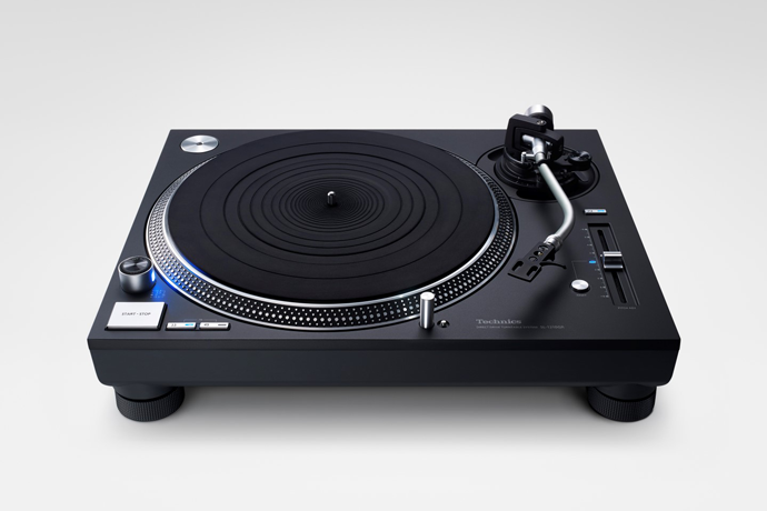 Technics SL-1210GR Grand Class Direct Drive Turntable System is available at vinylsound.ca at the best price. Fusing Technics' traditional analogue and leading-edge digital technologies Launched in 2016, the SL-1200G combined Technics‘ traditional analogue technology and advanced digital technology, while redesigning parts throughout. Its outstanding performance literally rocked the hi-fi market and redefined the reference for direct-drive turntables.