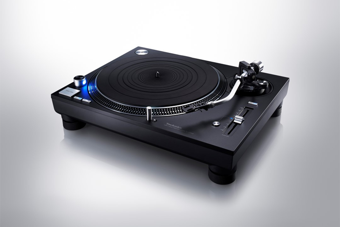 Technics SL-1210GR Grand Class Direct Drive Turntable System is available at vinylsound.ca at the best price. Fusing Technics' traditional analogue and leading-edge digital technologies Launched in 2016, the SL-1200G combined Technics‘ traditional analogue technology and advanced digital technology, while redesigning parts throughout. Its outstanding performance literally rocked the hi-fi market and redefined the reference for direct-drive turntables.