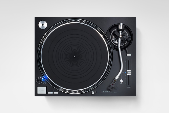 Technics SL-1210GR Grand Class Direct Drive Turntable System is available at vinylsound.ca at the best price. Fusing Technics' traditional analogue and leading-edge digital technologies Launched in 2016, the SL-1200G combined Technics‘ traditional analogue technology and advanced digital technology, while redesigning parts throughout. Its outstanding performance literally rocked the hi-fi market and redefined the reference for direct-drive turntables.