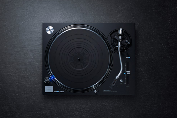 Technics SL-1210GR Grand Class Direct Drive Turntable System is available at vinylsound.ca at the best price. Fusing Technics' traditional analogue and leading-edge digital technologies Launched in 2016, the SL-1200G combined Technics‘ traditional analogue technology and advanced digital technology, while redesigning parts throughout. Its outstanding performance literally rocked the hi-fi market and redefined the reference for direct-drive turntables.