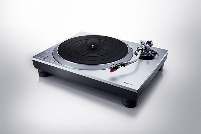 Technics SL-1500C Premium Class Direct Drive Turntable System is available at vinylsound.ca at the best price. The Latest Coreless Direct Drive Motor Achieves High-precision Stable Rotation The technologies acquired through the development of the SL-1200 Series and the high-end SL-1000R model were lavishly inserted into the motor drive unit, a key part of the turntable.